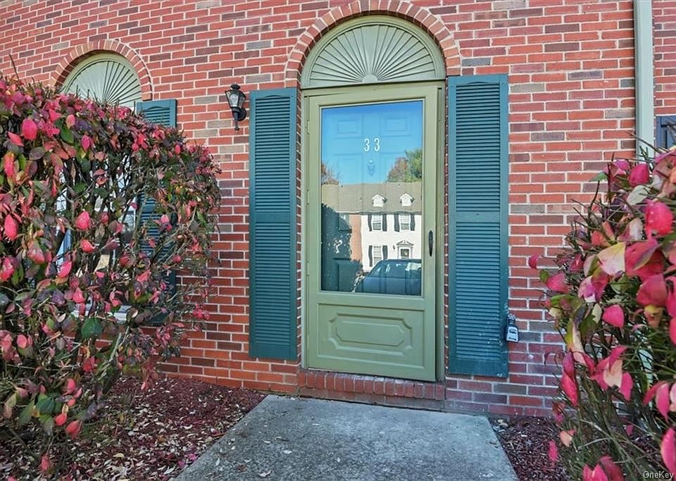 1st image of 33 Burnett Way