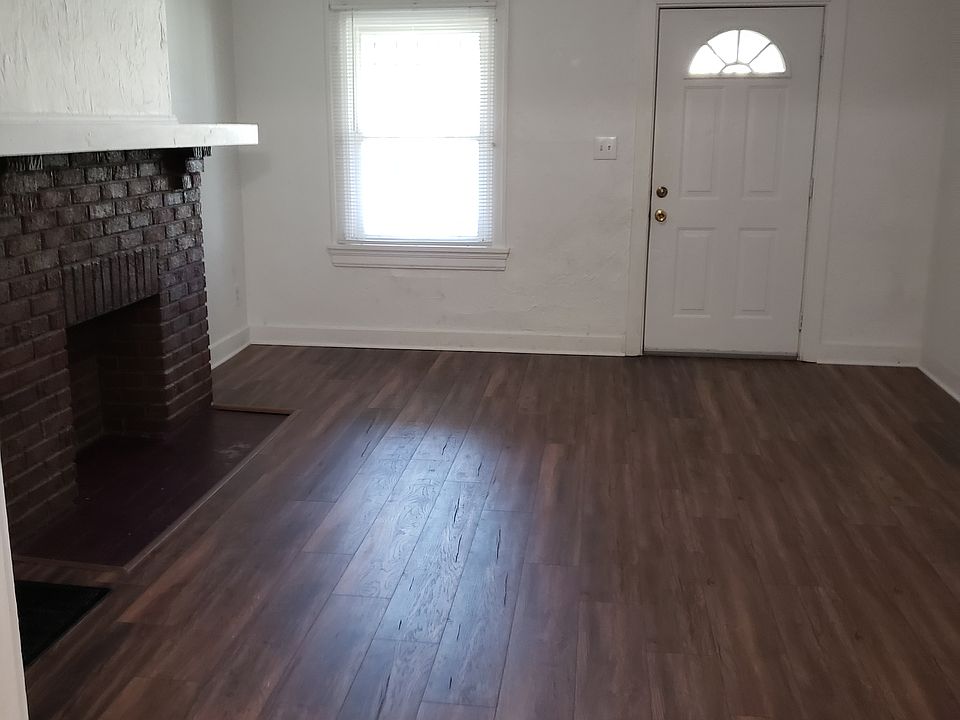 Front entry Living room w/faux fireplace, laminate flooring thru out living room, ceiling fan & overhead light.