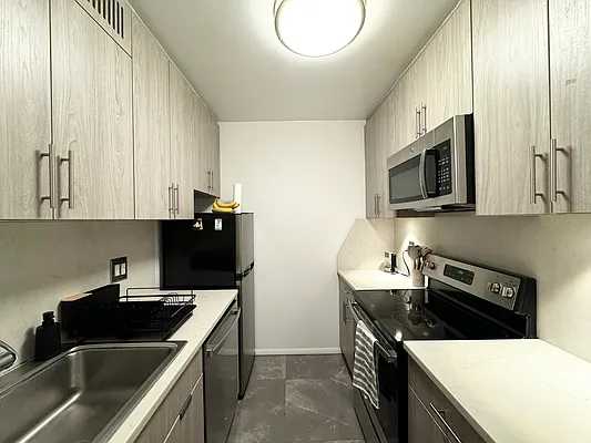 Rented by AZ REALTY NYC LLC | media 13