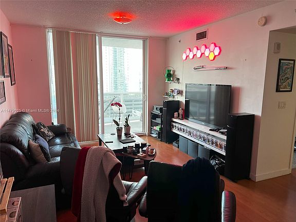 4th image of 601 NE 23rd St #Penthouse 07
