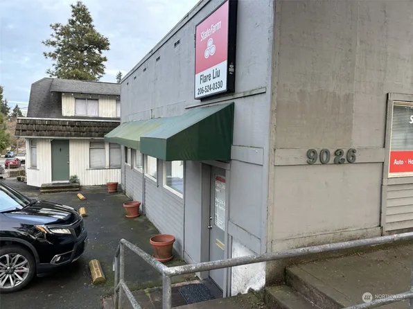 9026 Roosevelt Way NE, Seattle, WA 98115