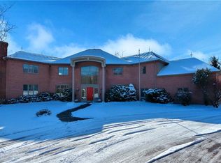 300 Fox Hunt Rd, Pittsburgh, PA 15238