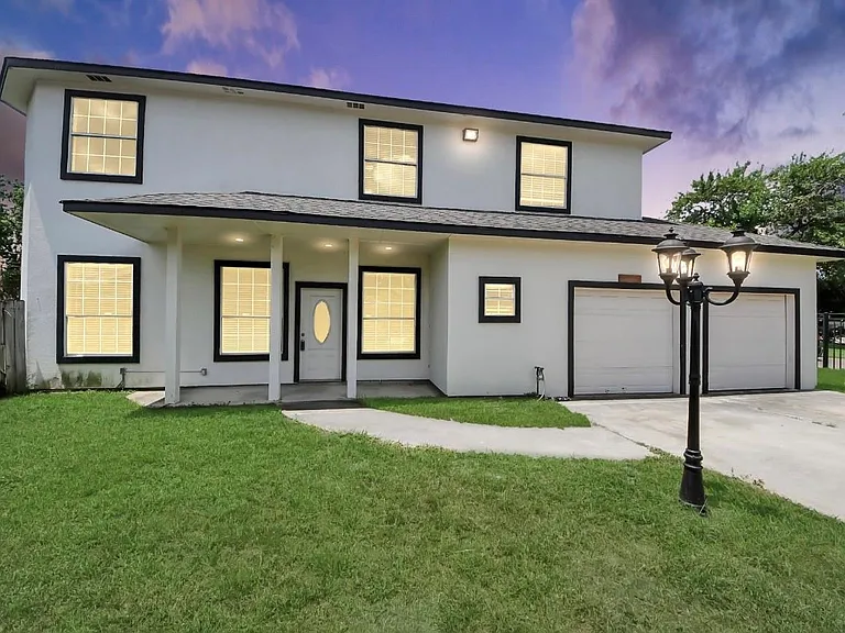 10535 Emnora Ln — Photo 1