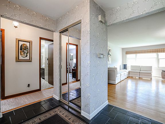 3rd image of 709 Kingsbury Ct