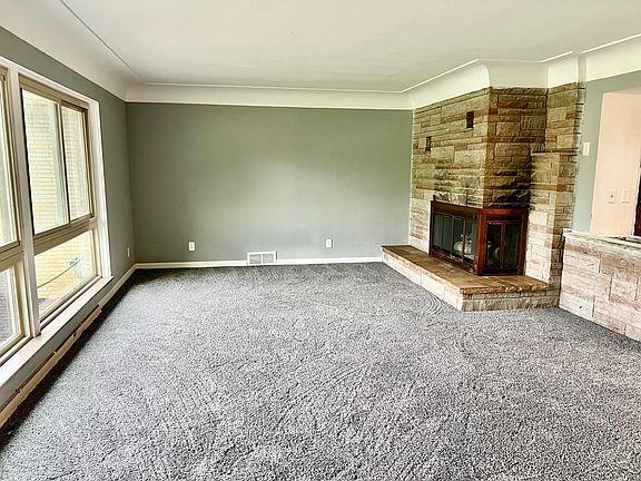 3rd image of 4865 Centennial Dr