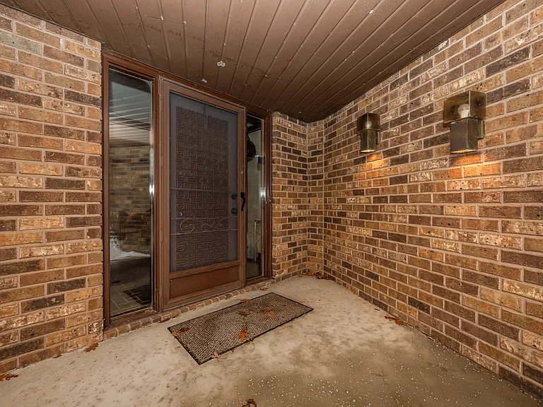 1319 Lewis Ave — Photo 27