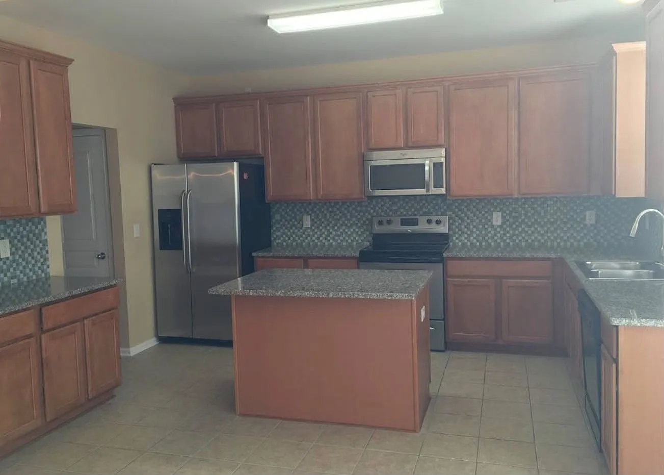 3 bed, 2.5 bath, 2200 sqft, $2,150 — Photo 3