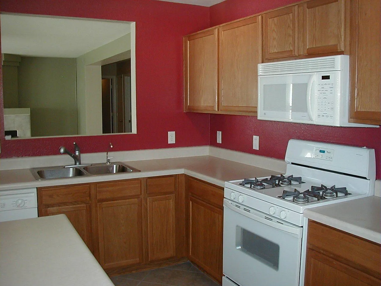 4 bed, 2.0 bath, 1600 sqft, $1,999 — Photo 3