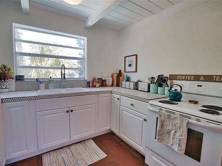 650 Edwards St — Photo 13