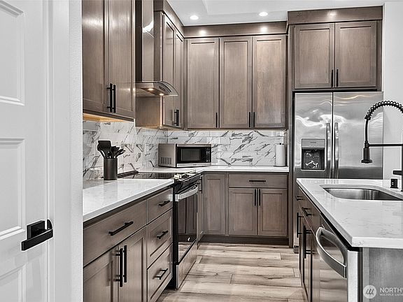 5th image of 793 Island Circle SE
