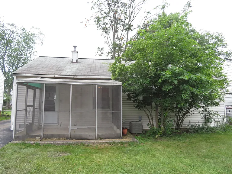 1327 Genesee Ave — Photo 4