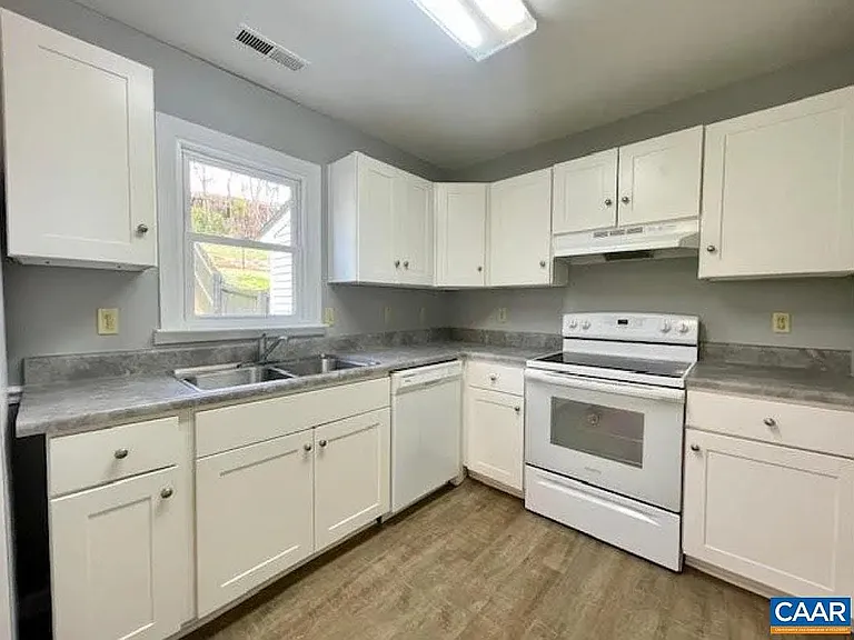 943 Rives St — Photo 5