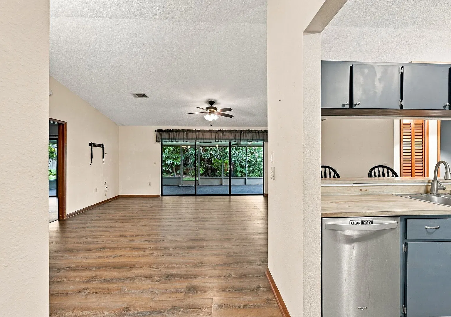 Safety Harbor Home with Vaulted Ceilings, Screened Lanai & Prime Location! — Photo 4