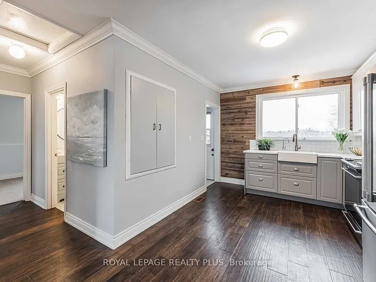 577 Dundas St E — Photo 10
