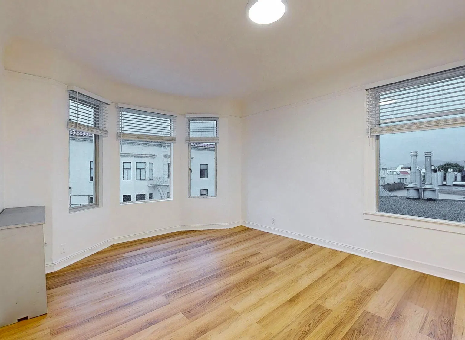 Top Floor Junior 1 BR! 2 blocks from Chestnut Street! — Photo 1