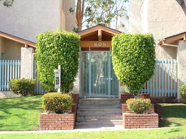 Front entrance to 20-unit complex.