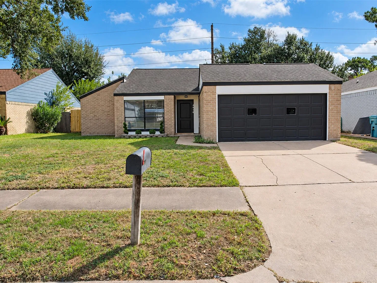 3 bed, 2.0 bath, 1377 sqft, $1,950 — Photo 2