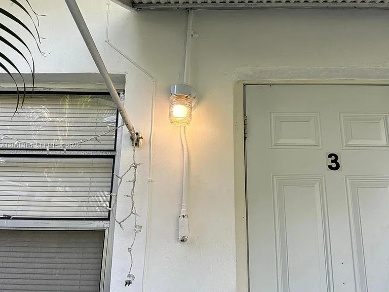 321 NE 2nd St #3 — Photo 1