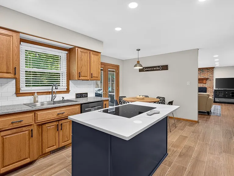 104 Exeter Ct — Photo 8