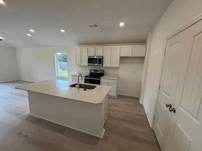 8300 Kim Dr — Photo 2