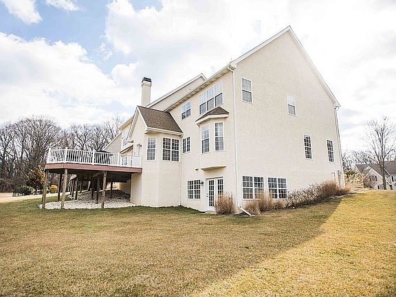 4th image of 105 Pin Oak Dr