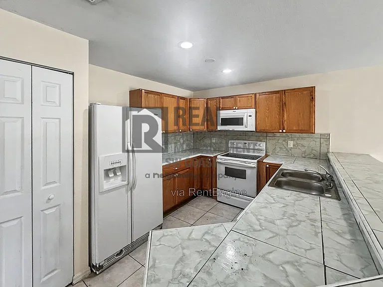 772 Holmes Ave — Photo 2