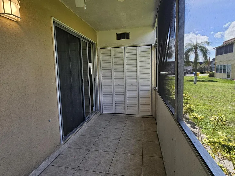 211 E Saxony Ln #211 — Photo 15