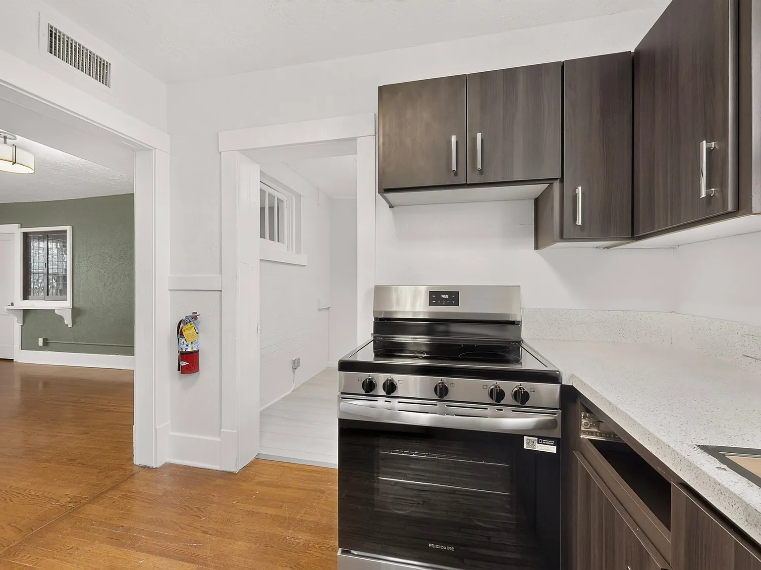Amazing 900 Sf Renovated 1 Bed Apt In Edo — Photo 4