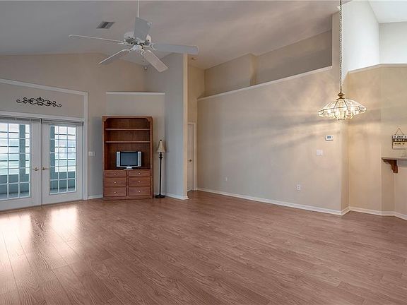 4th image of 1167 Royal Blvd