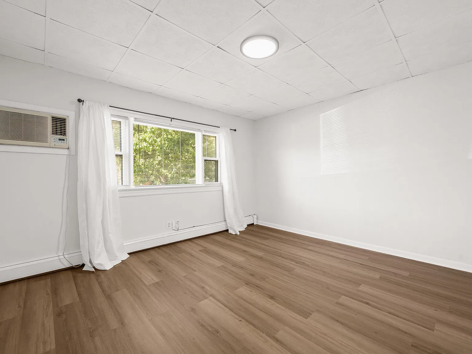 4 bed, 1.0 bath, $2,700 — Photo 2