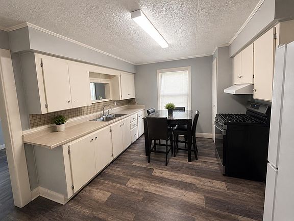4th image of 404 Garnet St
