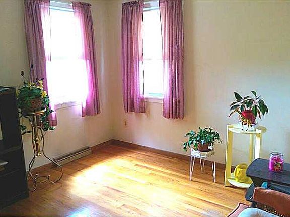 4th image of 35 Wright St