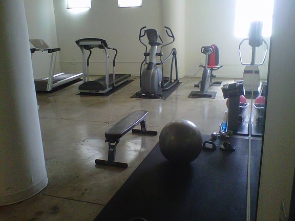 2nd image of 308 E 9th St APT 209