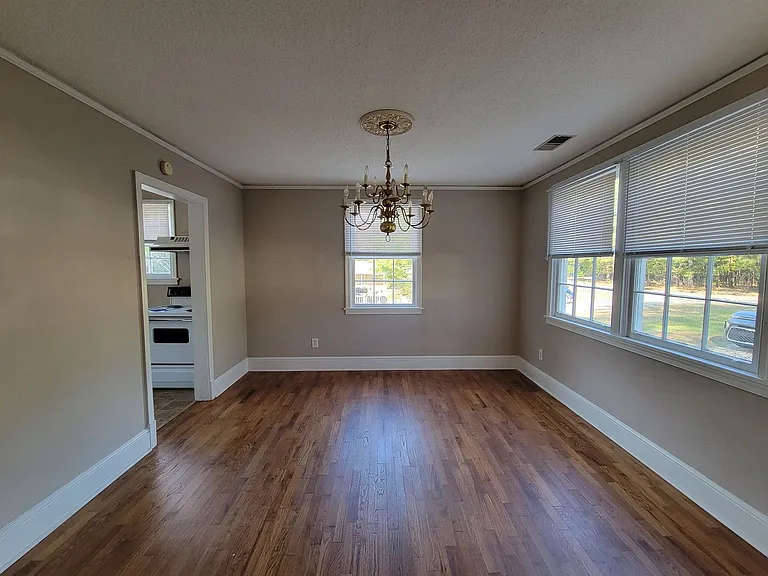 220 Gilleland Dr — Photo 7