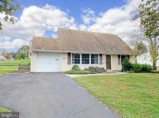 212 Juniper Dr, Levittown, PA 19056