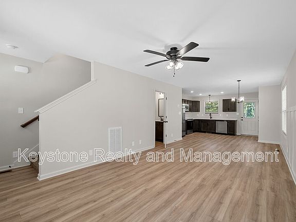3rd image of 174 Oak St