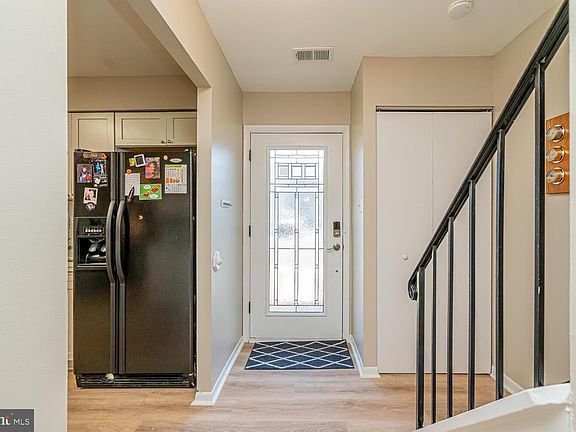 4th image of 1016 Queens Ct