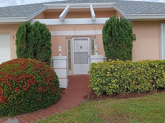 4th image of 210 N Grove Isle Circle