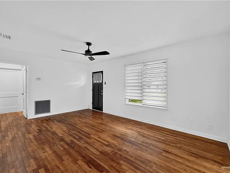 1704 Redwood Ave — Photo 6