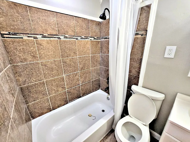 1506 Oakwood Ave NE — Photo 8