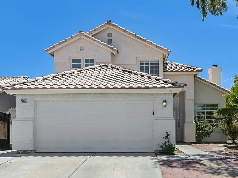 2205 Farmouth Cir — Photo 1