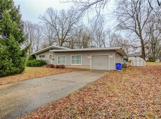 77 Valley Dr, Decatur, IL 62526