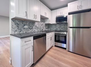 452 W Oakdale, Chicago, IL 60657