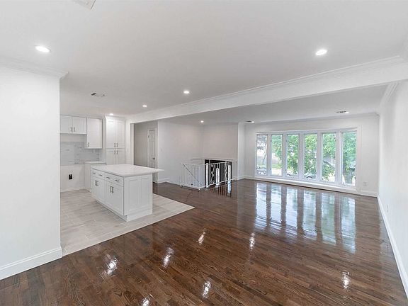 5th image of 210 Essex St