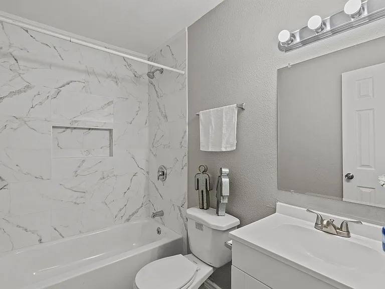 911 Avenue K #11 — Photo 7