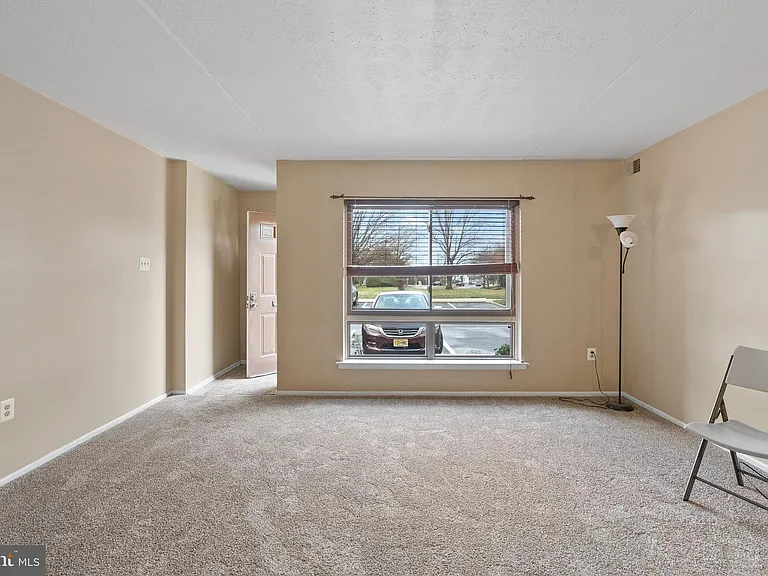 211 James Ct — Photo 3
