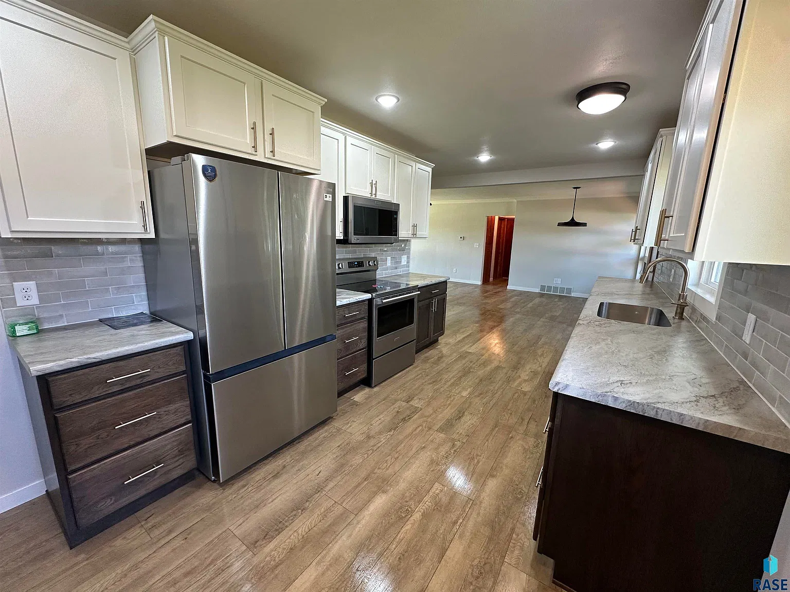 3 bed, 1.5 bath, 1350 sqft, $2,000 — Photo 4