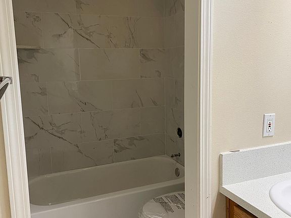 5th image of 515 Oakbury Ct
