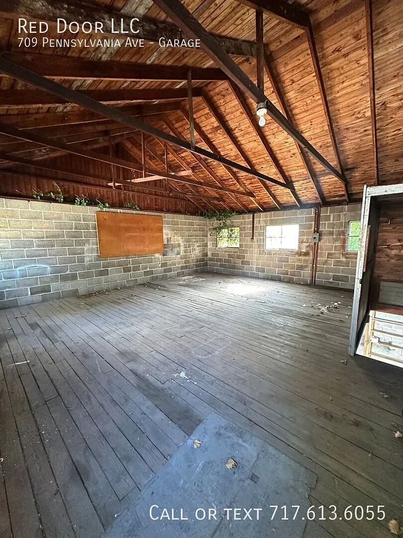 Large 2 Bay Garage for Rent — Photo 3