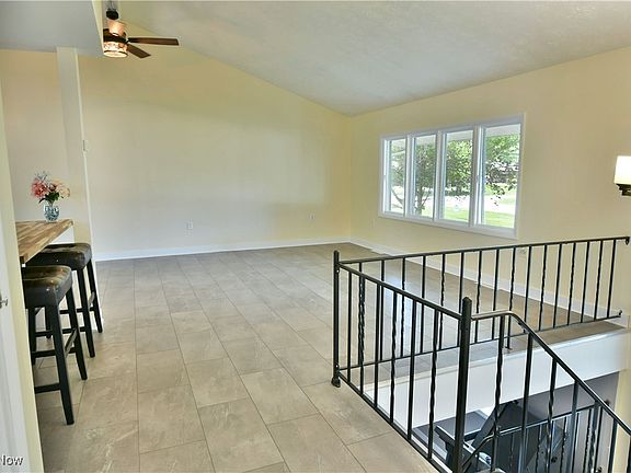5th image of 210 Earl Dr NW